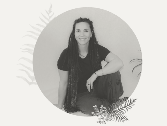 B&W photo of Betsy Thompson, Immersive Meditation Guide & Growth Coach
